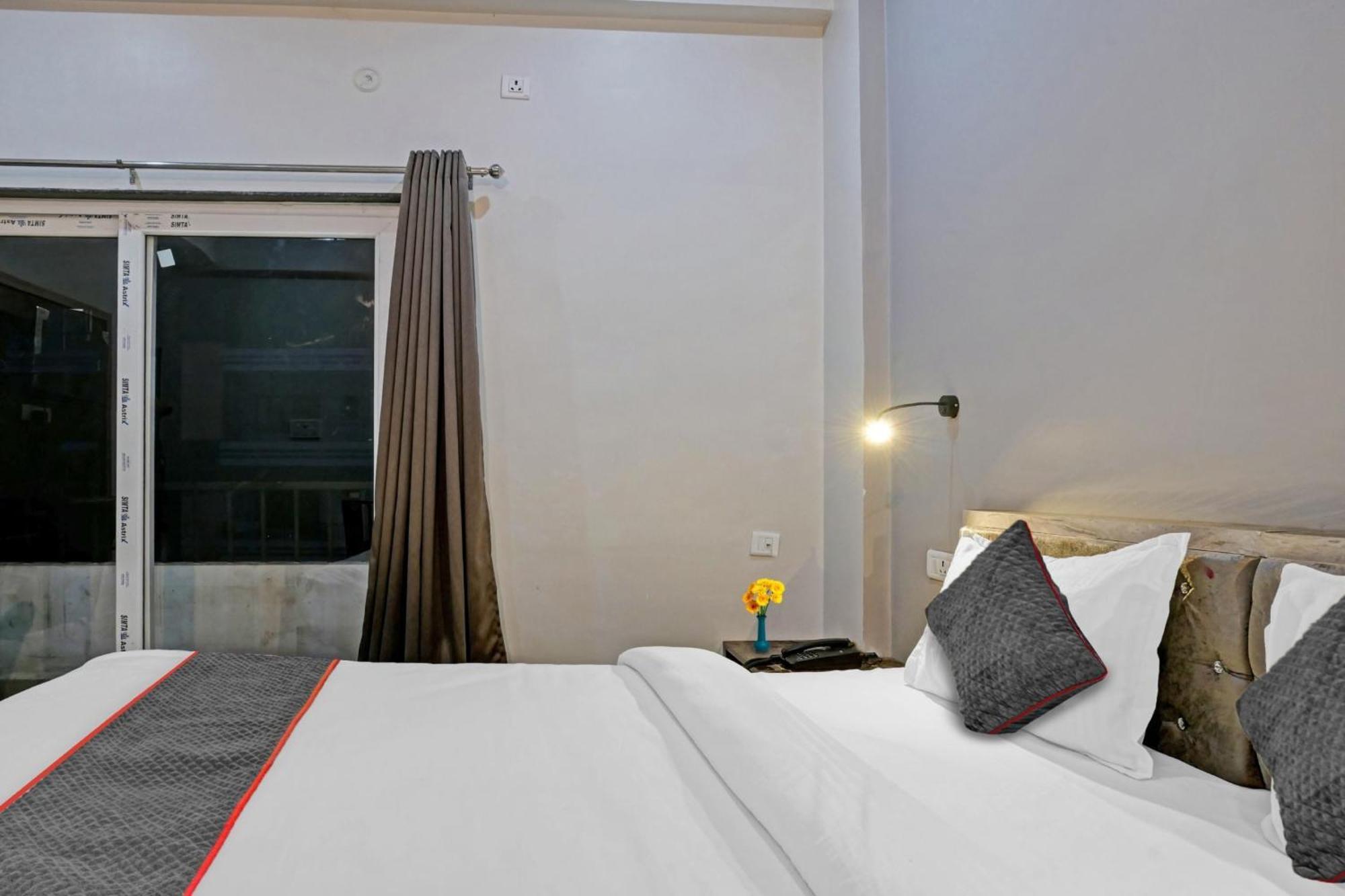 Townhouse Navneeta Grand Ξενοδοχείο Kakarmatha Εξωτερικό φωτογραφία