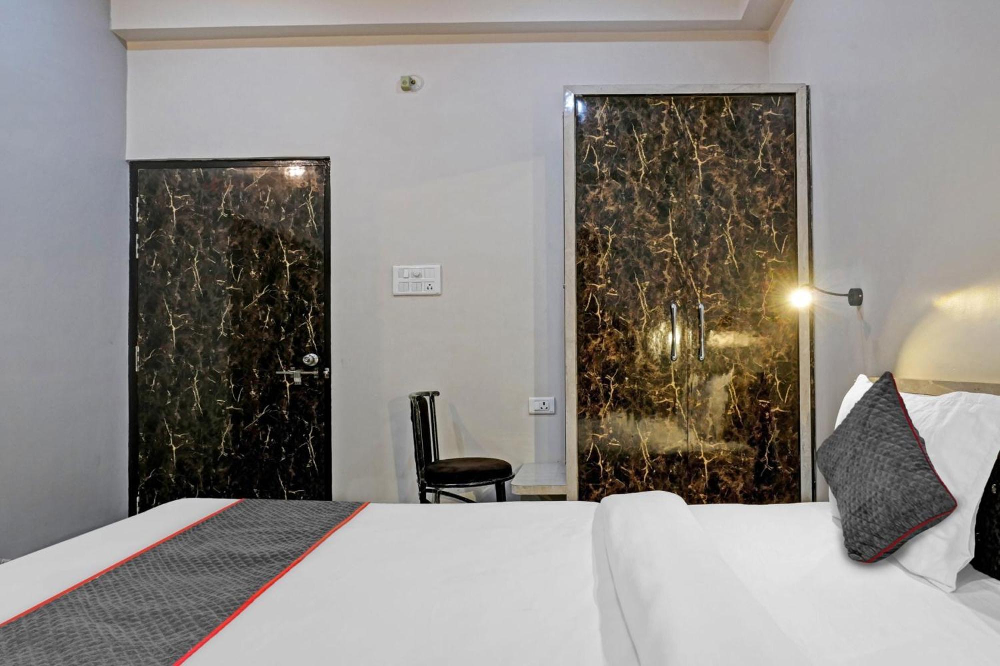 Townhouse Navneeta Grand Ξενοδοχείο Kakarmatha Εξωτερικό φωτογραφία