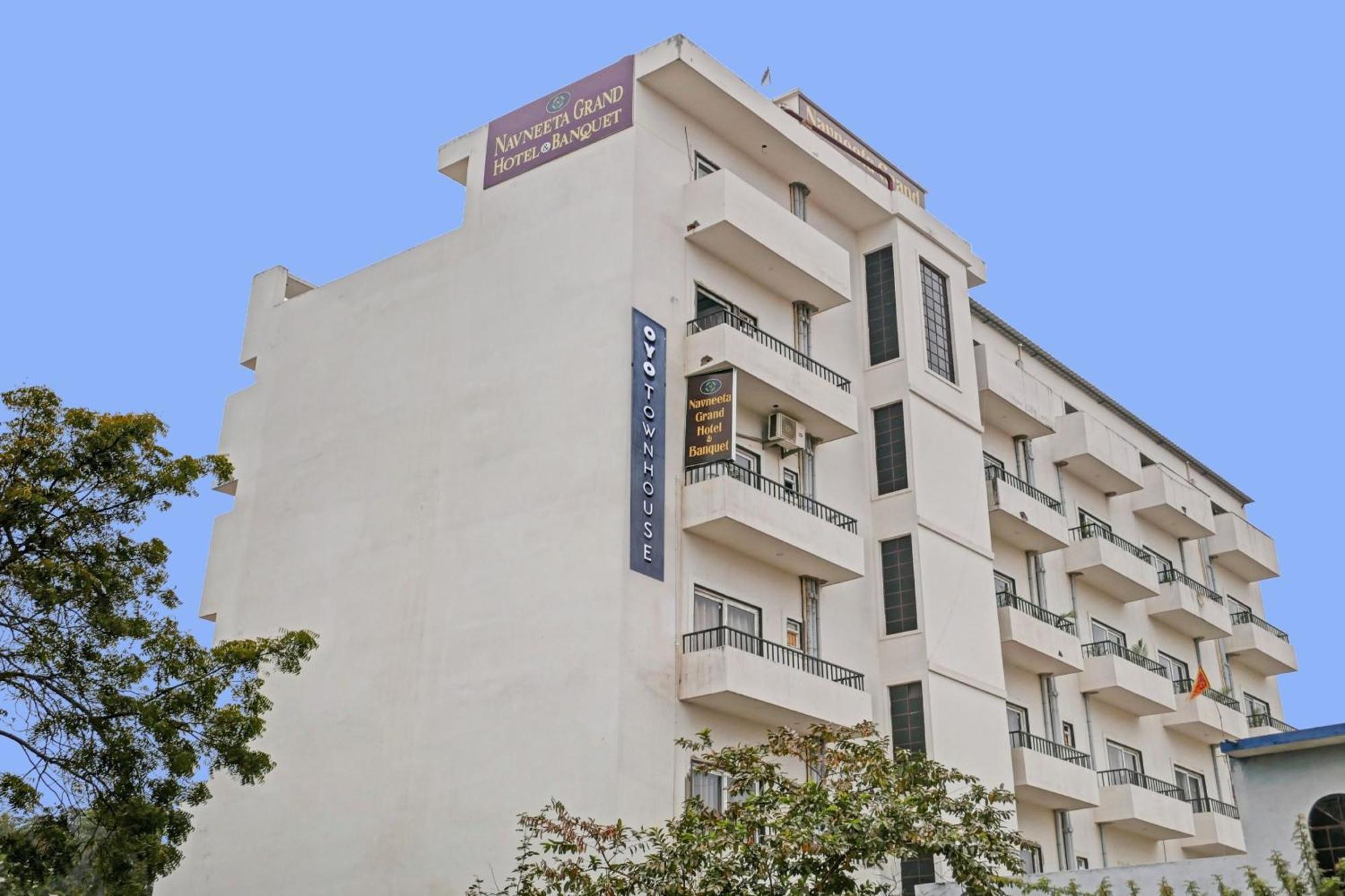 Townhouse Navneeta Grand Ξενοδοχείο Kakarmatha Εξωτερικό φωτογραφία